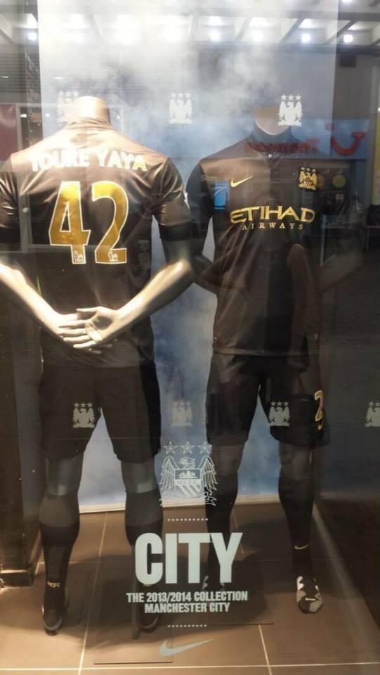 Μάντσεστερ Σίτι: Παρουσίασε τη μαύρη εμφάνιση μέσα στη… μαύρη νύχτα! (photos)