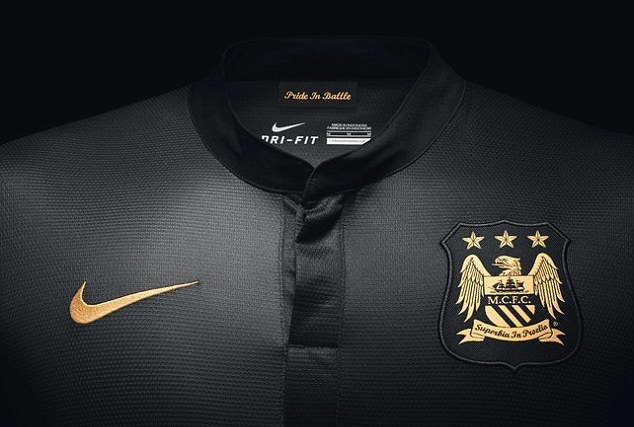 Μάντσεστερ Σίτι: Παρουσίασε τη μαύρη εμφάνιση μέσα στη… μαύρη νύχτα! (photos)