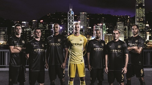 Μάντσεστερ Σίτι: Παρουσίασε τη μαύρη εμφάνιση μέσα στη… μαύρη νύχτα! (photos)