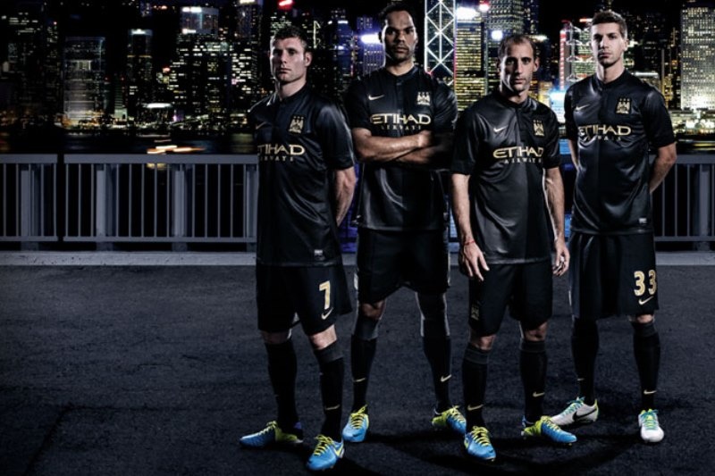 Μάντσεστερ Σίτι: Παρουσίασε τη μαύρη εμφάνιση μέσα στη… μαύρη νύχτα! (photos)