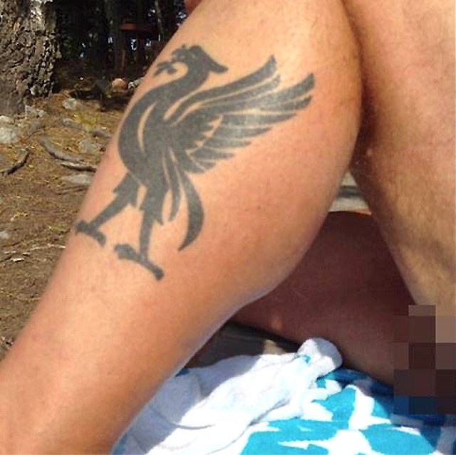 Οπαδός της Λίβερπουλ έδειξε το... γαριδάκι του! (photos)