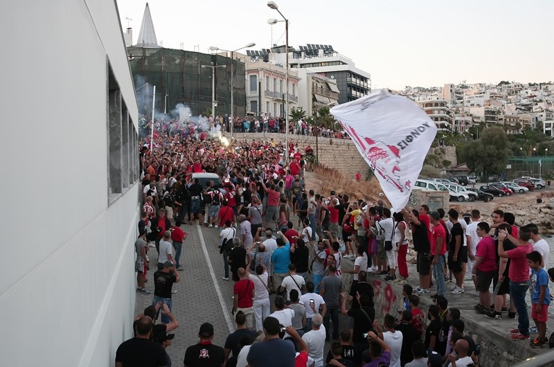 Ολυμπιακός: Υποδοχή… ήρωα σε Σαβιόλα (photos+videos)