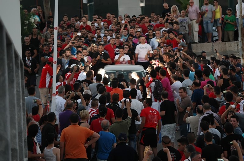 Ολυμπιακός: Υποδοχή… ήρωα σε Σαβιόλα (photos+videos)