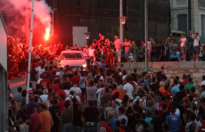 Ολυμπιακός: Υποδοχή… ήρωα σε Σαβιόλα (photos+videos)