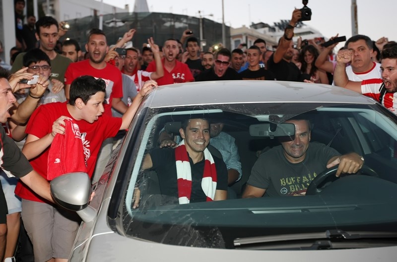 Ολυμπιακός: Υποδοχή… ήρωα σε Σαβιόλα (photos+videos)