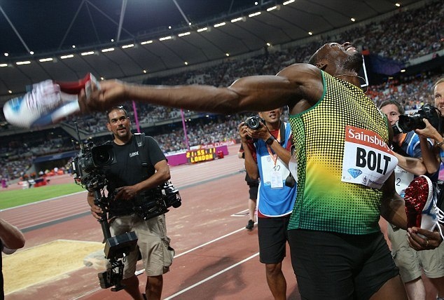 Παίζει… μόνος του ο Μπολτ! (photos+video)