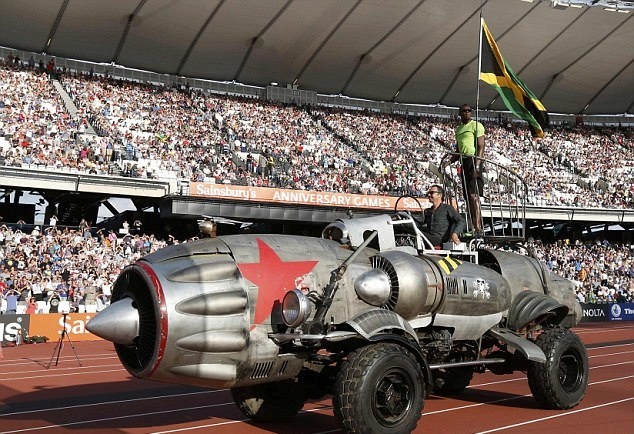 Παίζει… μόνος του ο Μπολτ! (photos+video)