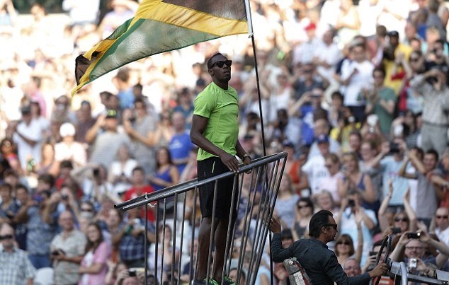 Παίζει… μόνος του ο Μπολτ! (photos+video)