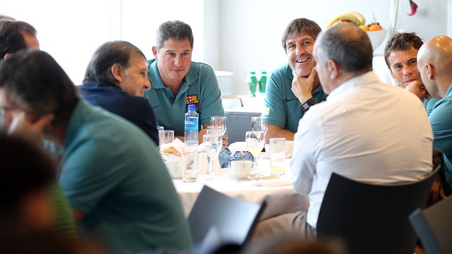 Μπαρτσελόνα: Η χειραψία Τάτα – Μέσι (photos+video)