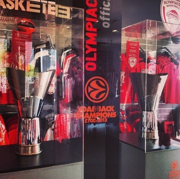 Ολυμπιακός: Τα τρόπαια στην μπουτίκ (video+photos)