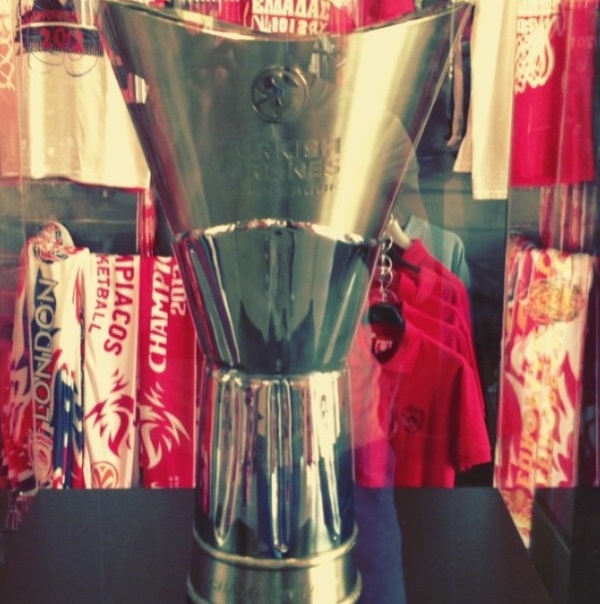 Ολυμπιακός: Τα τρόπαια στην μπουτίκ (video+photos)