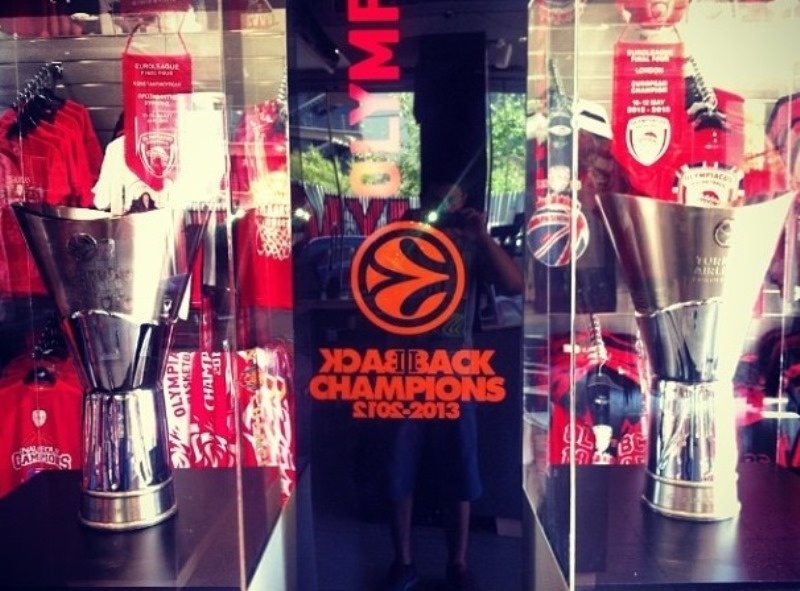 Ολυμπιακός: Τα τρόπαια στην μπουτίκ (video+photos)