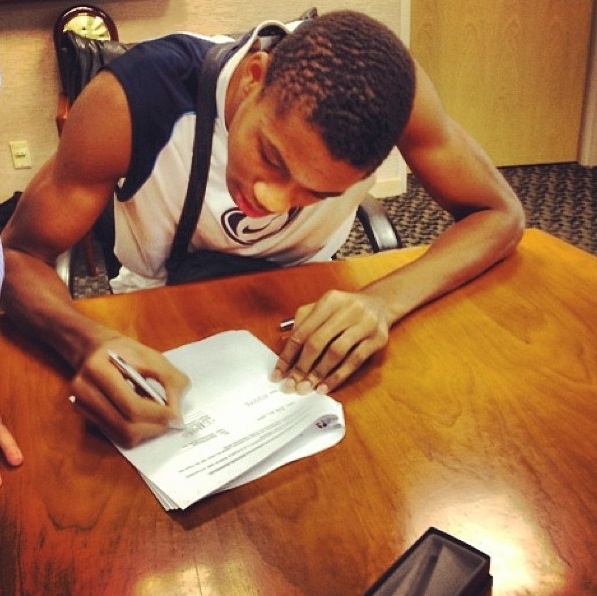 Μιλγουόκι Μπακς: Η υπογραφή του Αντετοκούνμπο (photos)