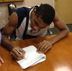 Μιλγουόκι Μπακς: Η υπογραφή του Αντετοκούνμπο (photos)