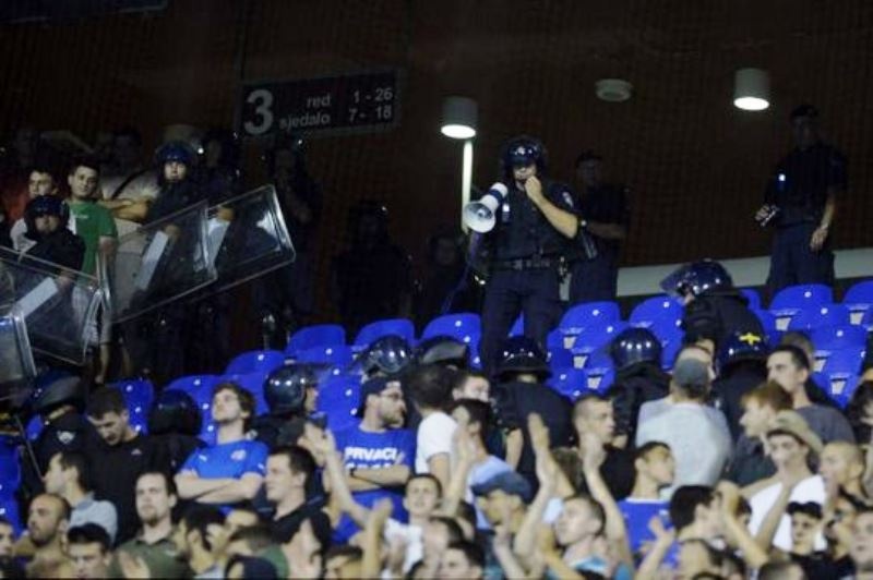 Ντιναμό Ζάγκρεμπ: «Όμηροι» 300 οπαδοί από αστυνομικούς (photos)