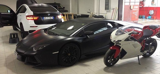 Μίλαν: Άνοιξε αυτοκινητοβιομηχανία ο Μουντάρι (photos)