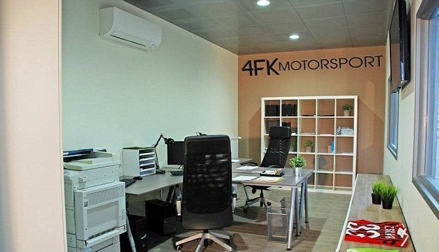 Μίλαν: Άνοιξε αυτοκινητοβιομηχανία ο Μουντάρι (photos)