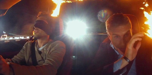 Μερσέντες: Οδήγηση με κλειστά μάτια από Κούλθαρντ και έναν μάγο (video)