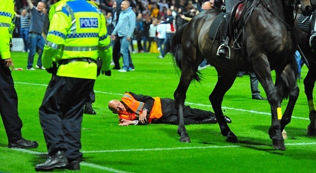 Λιγκ Καπ: Άλογο της αστυνομίας ποδοπάτησε άνδρα της ασφάλειας! (photos+video)