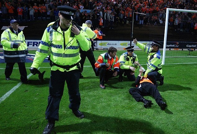 Λιγκ Καπ: Άλογο της αστυνομίας ποδοπάτησε άνδρα της ασφάλειας! (photos+video)