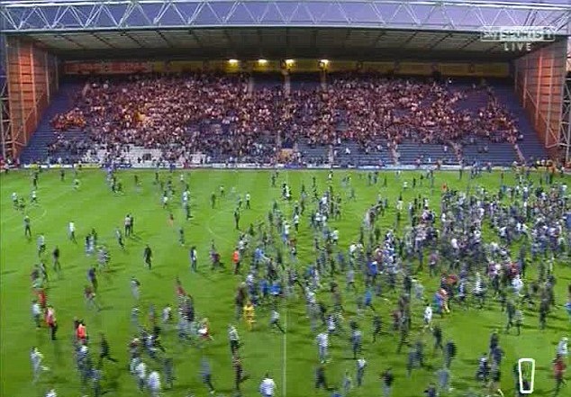 Λιγκ Καπ: Άλογο της αστυνομίας ποδοπάτησε άνδρα της ασφάλειας! (photos+video)