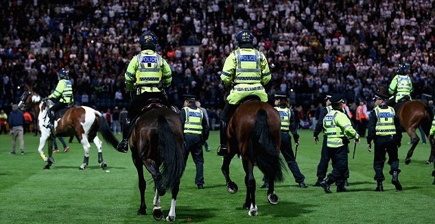 Λιγκ Καπ: Άλογο της αστυνομίας ποδοπάτησε άνδρα της ασφάλειας! (photos+video)