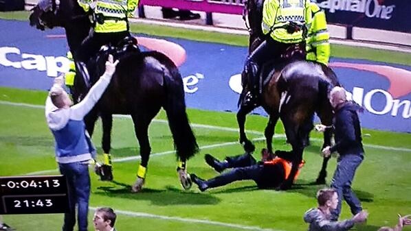 Λιγκ Καπ: Άλογο της αστυνομίας ποδοπάτησε άνδρα της ασφάλειας! (photos+video)