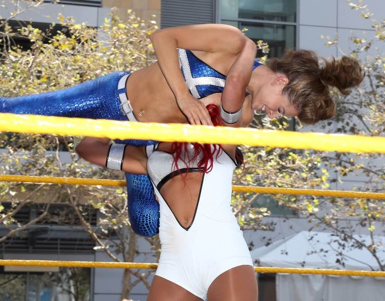 WWE: Ξανά στα γαλανόλευκα η Μενούνος (video+photos)