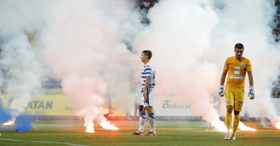 Ουκρανία: «Βροχή» φωτοβολίδων εν ώρα αγώνα! (photos+video)