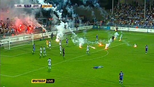 Ουκρανία: «Βροχή» φωτοβολίδων εν ώρα αγώνα! (photos+video)