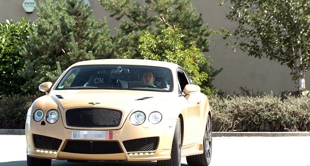 Έβερτον: Η «χρυσή» Μπέντλεϊ του Μιραλάς και τα άλλα αμάξια (photos)