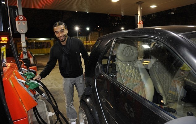 Έβερτον: Η «χρυσή» Μπέντλεϊ του Μιραλάς και τα άλλα αμάξια (photos)