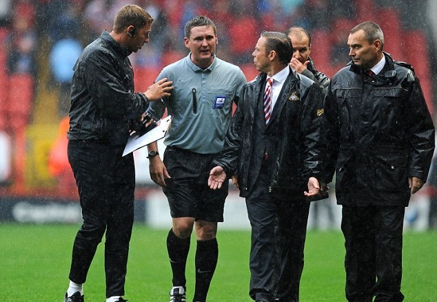 Τσάμπιονσιπ: Παραλίγο να κάνουν… μπάνιο στο γήπεδο! (video)