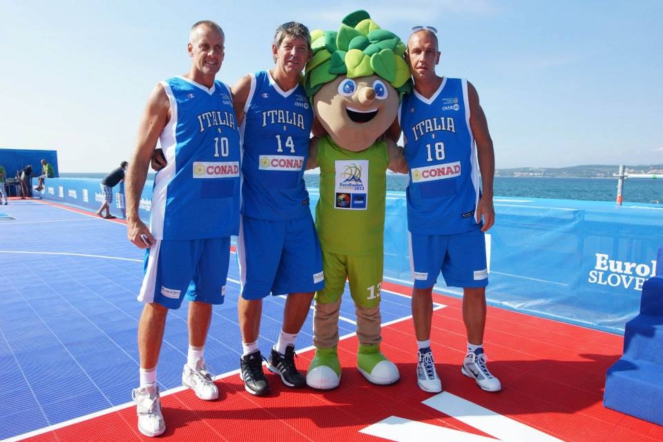 Ευρωμπάσκετ: Μπάσκετ στη θάλασσα! (photos)