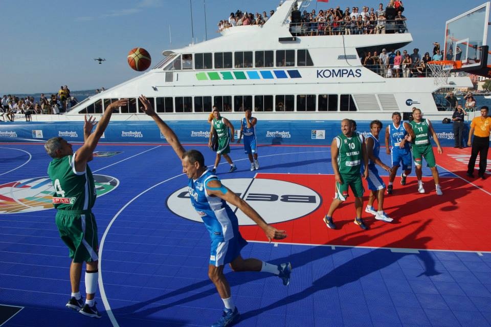 Ευρωμπάσκετ: Μπάσκετ στη θάλασσα! (photos)