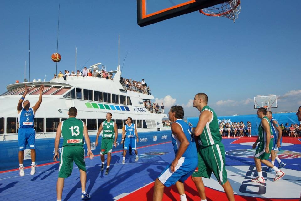 Ευρωμπάσκετ: Μπάσκετ στη θάλασσα! (photos)