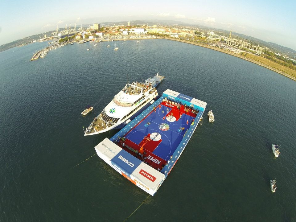 Ευρωμπάσκετ: Μπάσκετ στη θάλασσα! (photos)