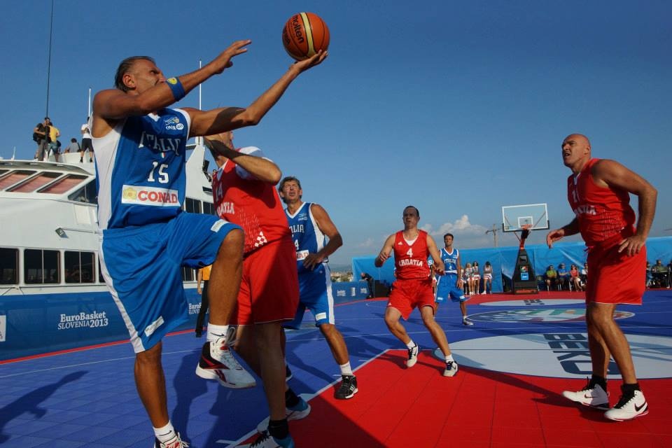 Ευρωμπάσκετ: Μπάσκετ στη θάλασσα! (photos)
