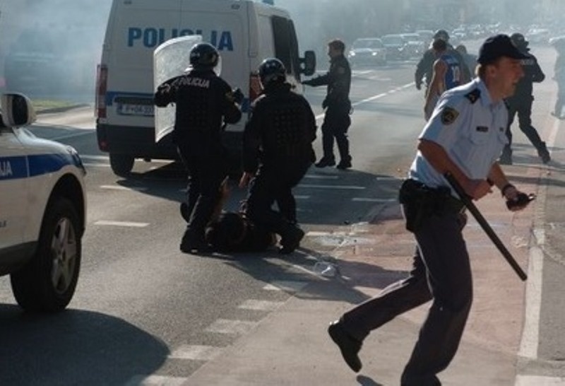 Βοσνία - Σερβία: Τα επεισόδια στο Γεσενίτσε (video+photos)
