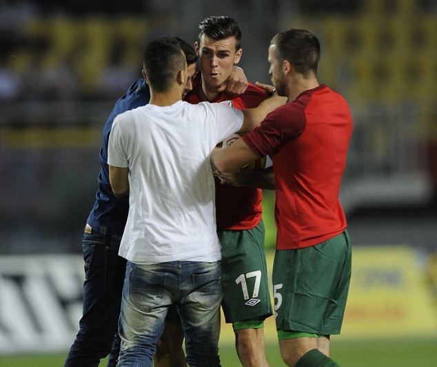 Ουαλία: Εισβολείς «επιτέθηκαν» στον Μπέιλ (photos)