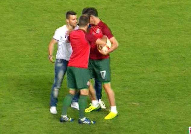 Ουαλία: Εισβολείς «επιτέθηκαν» στον Μπέιλ (photos)