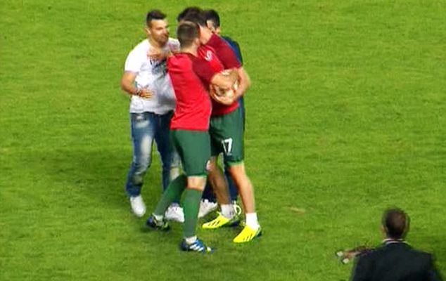 Ουαλία: Εισβολείς «επιτέθηκαν» στον Μπέιλ (photos)