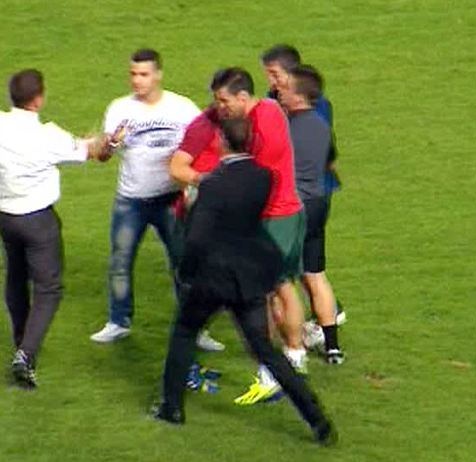 Ουαλία: Εισβολείς «επιτέθηκαν» στον Μπέιλ (photos)