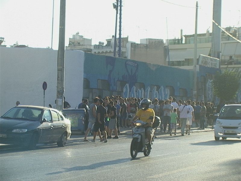 «Μάχες» οπαδών με τα ΜΑΤ στη Νεάπολη (photos)
