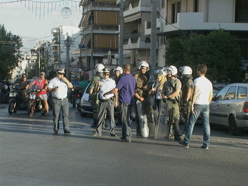 «Μάχες» οπαδών με τα ΜΑΤ στη Νεάπολη (photos)