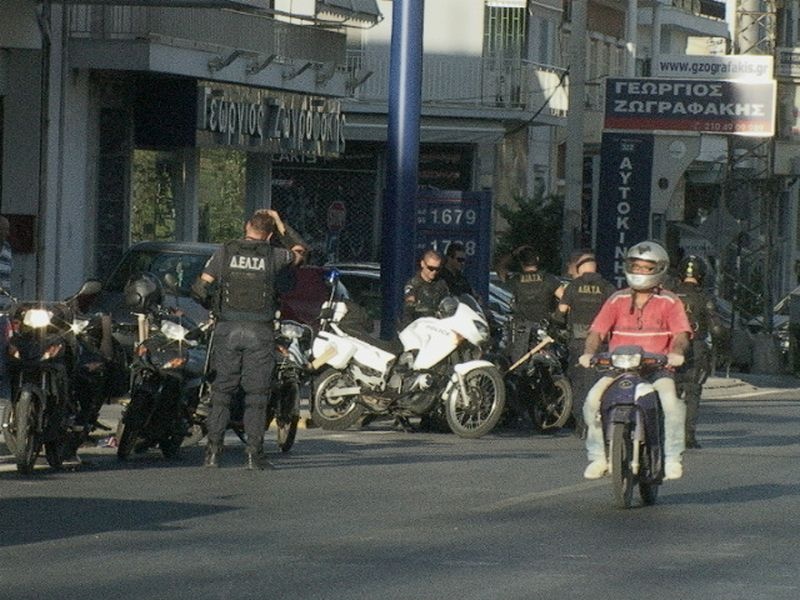 «Μάχες» οπαδών με τα ΜΑΤ στη Νεάπολη (photos)