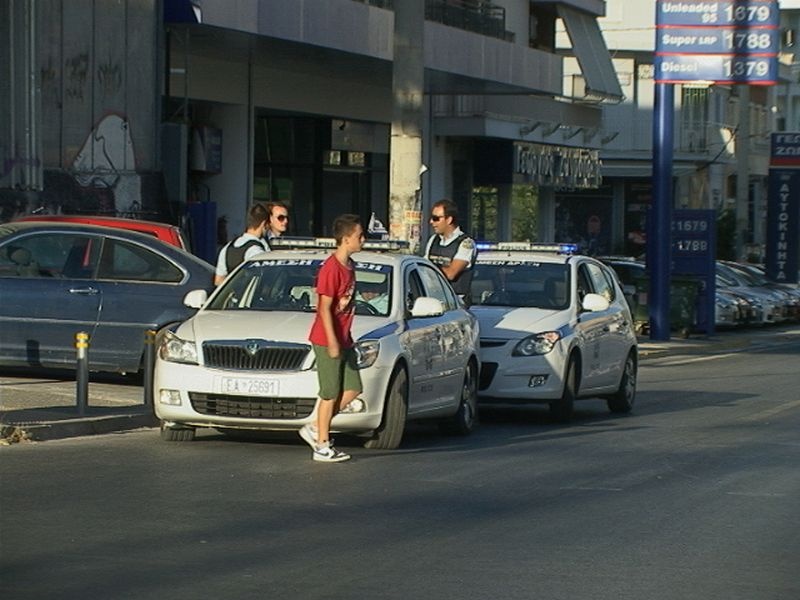 «Μάχες» οπαδών με τα ΜΑΤ στη Νεάπολη (photos)