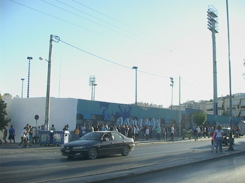 «Μάχες» οπαδών με τα ΜΑΤ στη Νεάπολη (photos)