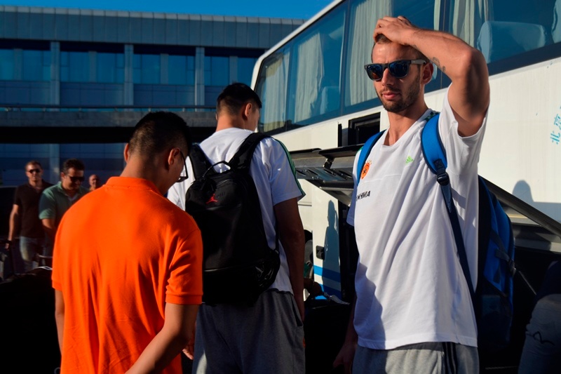 Παναθηναϊκός: Καρέ - καρέ η άφιξη στο Πεκίνο (photos)