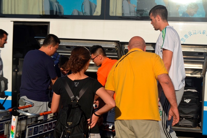Παναθηναϊκός: Καρέ - καρέ η άφιξη στο Πεκίνο (photos)